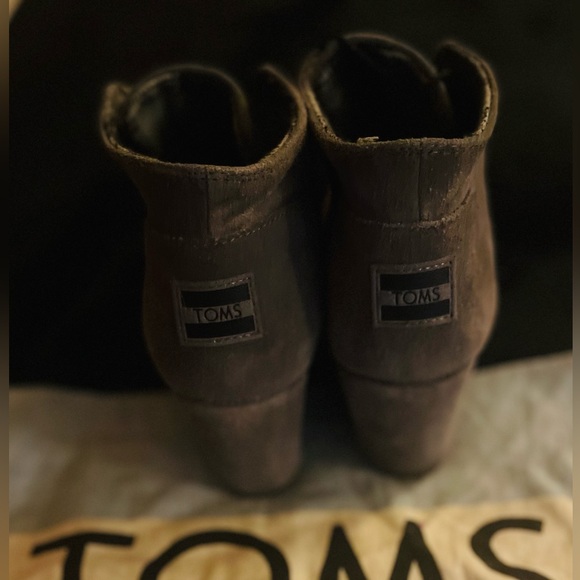 Woman’s Tom’s gray suede wedge booties - Picture 4 of 6